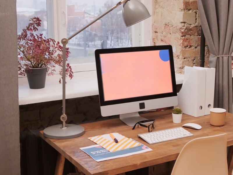 prikaz stola kancelarijskog, monitora, lampe, kancelarijskog pribora i miša za komp