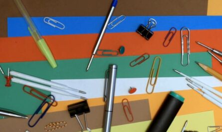 prikaz kancelarijskog pribora na radnom stolu