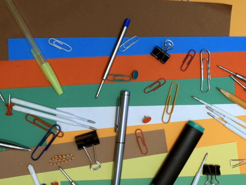 prikaz kancelarijskog pribora na radnom stolu